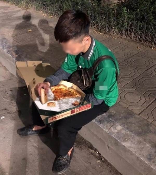Đau lòng shipper bị bom hàng, ngậm ngùi ngồi ăn pizza trên vỉa hè