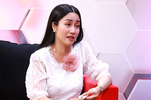 Ốc Thanh Vân bật khóc tiết lộ lý do không để 3 con tham gia showbiz