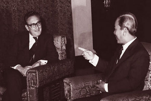 Sóng ngầm trong hậu trường chính trị Sài Gòn tháng 4/1975