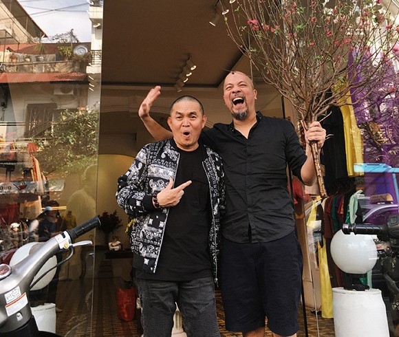 Nghệ sĩ Xuân Hinh chở NTK Đức Hùng bằng xe máy đi sắm Tết