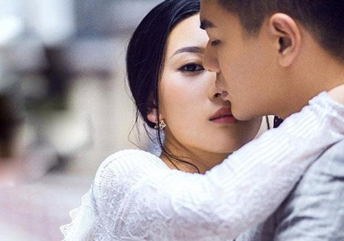 Vì một... bát canh ngao, anh chồng đang đi ăn với bồ suýt bật khóc vì nhớ vợ