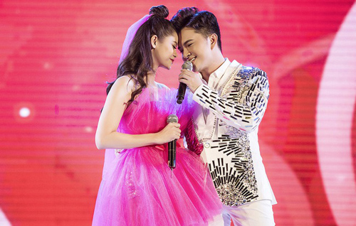 Nam Cường quỳ gối "cầu hôn" Trương Quỳnh Anh