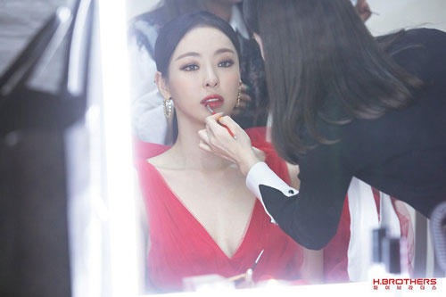 Ảnh hậu trường của "ác nữ" Lee Da Hee ở Grammy Hàn: Đẹp cỡ nào mà lấn át cả Kim Tae Hee và BTS?