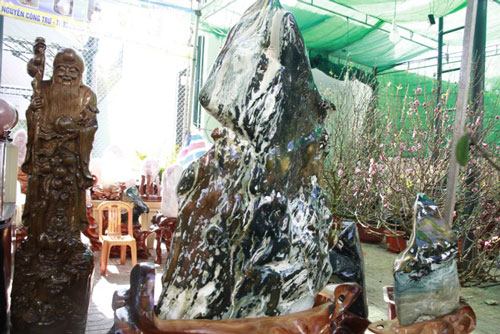 &#x110;&#xE1; qu&#xFD; h&#xE0;ng tr&#x103;m tri&#x1EC7;u &#x111;&#x1ED3;ng &#x111;&#x1B0;&#x1EE3;c b&#xE0;y b&#xE1;n t&#x1EA1;i h&#x1ED9;i ch&#x1EE3; xu&#xE2;n ph&#x1ED1; n&#xFA;i