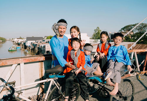 "Lật mặt - 48h": Vợ chồng Lý Hải - Minh Hà cùng 4 con xinh xắn chụp ảnh Tết