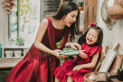 V&#xE2;n Trang b&#x1ED1;i r&#x1ED1;i khi con g&#xE1;i xem &#x1EA3;nh c&#x1B0;&#x1EDB;i v&#xE0; h&#x1ECF;i &quot;N&#xEC; &#x111;&#xE2;u?&quot;, n&#x1EEF; di&#x1EC5;n vi&#xEA;n tr&#x1EA3; l&#x1EDD;i h&#xE0;i h&#x1B0;&#x1EDB;c nh&#x1B0;ng b&#x1ECB; c&#xF4; b&#xE9; lanh l&#x1EE3;i l&#x1EAD;t t&#x1EA9;y