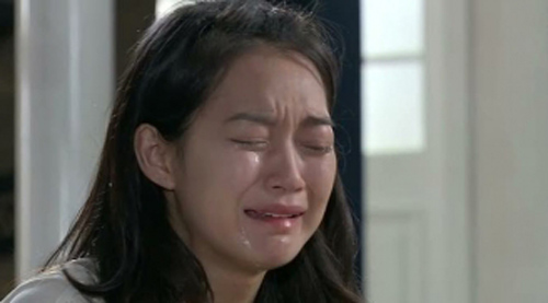 Xông vào nhà hàng xóm, tôi sững sờ trước cảnh cô ta cuống cuồng mặc áo còn cửa tủ thì rung bần bật