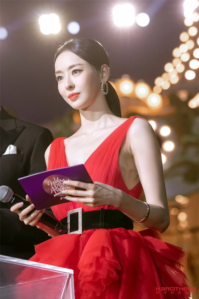 Ảnh hậu trường của ác nữ Lee Da Hee ở Grammy Hàn: Đẹp cỡ nào mà lấn át cả Kim Tae Hee và BTS? - Ảnh 8.