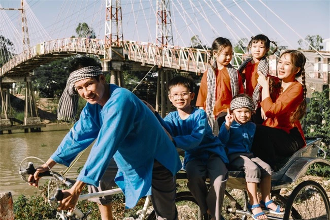 "Lật mặt - 48h": Vợ chồng Lý Hải - Minh Hà cùng 4 con xinh xắn chụp ảnh Tết - Ảnh 5.