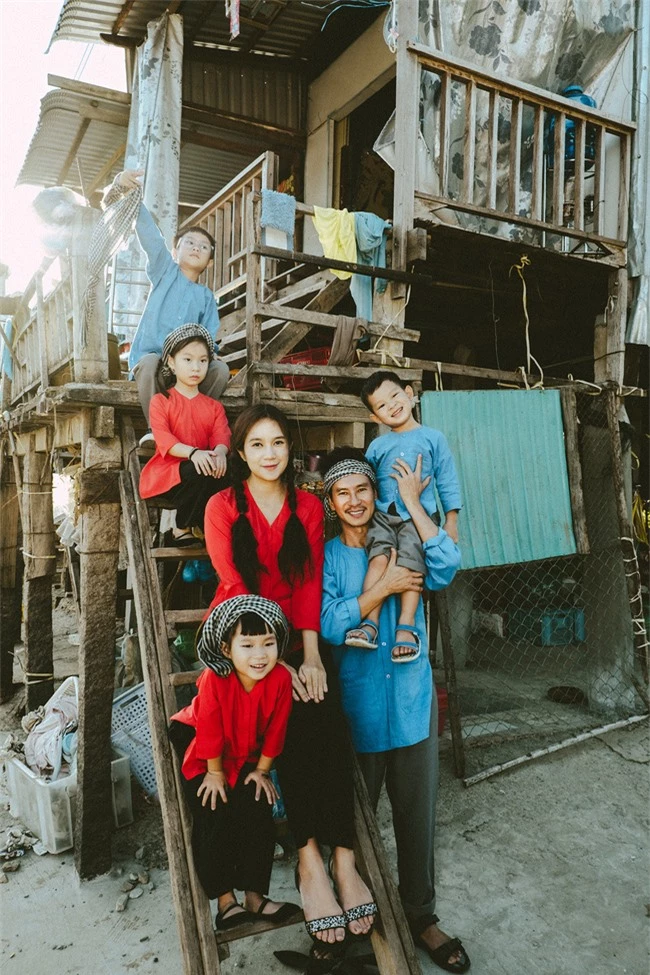 "Lật mặt - 48h": Vợ chồng Lý Hải - Minh Hà cùng 4 con xinh xắn chụp ảnh Tết - Ảnh 8.