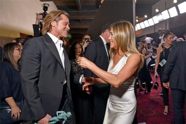 Nóng nhất lễ trao giải đầu năm: Brad Pitt và Jennifer Aniston công khai gặp mặt sau 15 năm ly hôn, ánh mắt gây chú ý - Ảnh 2.