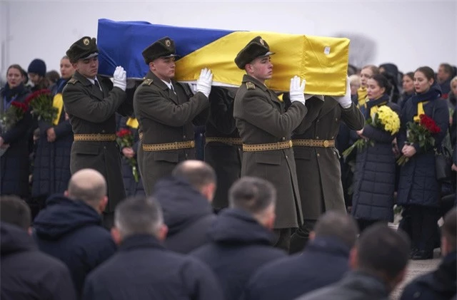 Ukraine đưa thi thể các nạn nhân vụ tai nạn máy bay ở Iran về nước - Ảnh 1.