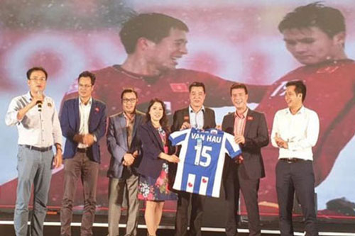 Shark Vương bán đấu giá áo đấu của Văn Hậu, Đức Chinh, thu 300 triệu
