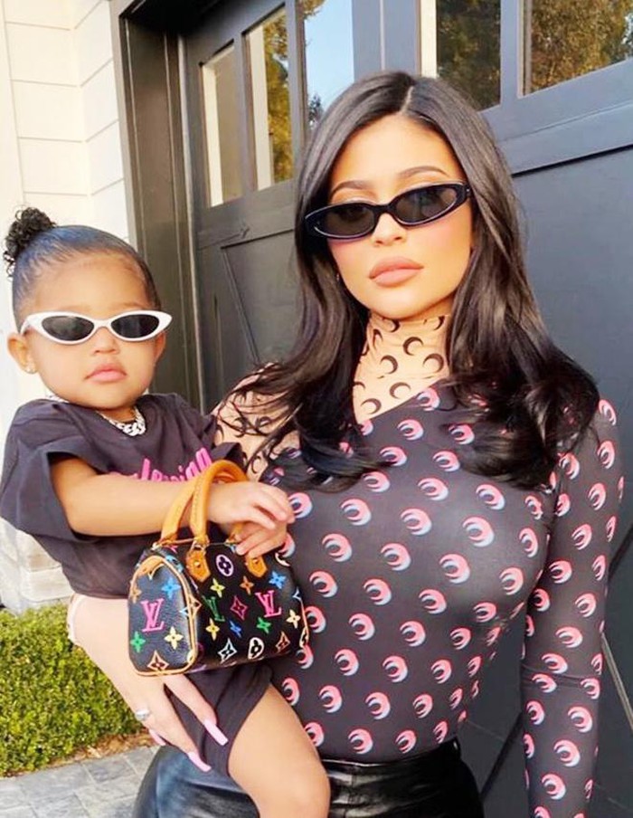 Mới 2 tuổi, con gái nhà tỷ phú Kylie Jenner có loạt túi xách hàng hiệu đáng mơ ước