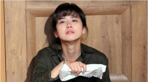 Sắp đồ cho chồng đi công tác, tôi đứng không vững nhìn thấy tờ giấy xét nghiệm ADN chồng giấu