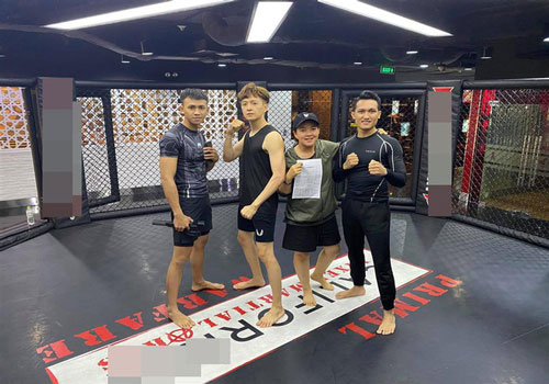 Tích cực giảm cân, Ngô Kiến Huy khoe bắp tay đáng nể nhưng dân tình chỉ dán mắt vào đôi chân gầy báo động của anh