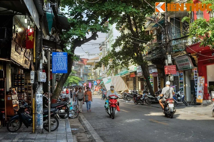 Phố Hàng Buồm là một con phố dài 300m, kéo dài từ phố Đào Duy Từ đến ngã tư Hàng Ngang - Hàng Đường - Lãn Ông ở phía Đông khu phố cổ Hà Nội. Đây nguyên là đất phường Hà Khẩu. Phường này tới đầu thế kỷ 19 thuộc về tổng Tả Túc (sau đổi thành tổng Phúc Lâm) huyện Thọ Xương.