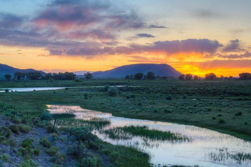 Thung lũng San Luis ở Colorado, Mỹ là một trong những nơi được báo cáo UFO xuất hiện nhiều. Theo một thống kê, trong 16 năm, ít nhất 50 vật thể bay không xác định xuất hiện tại thung lũng này.