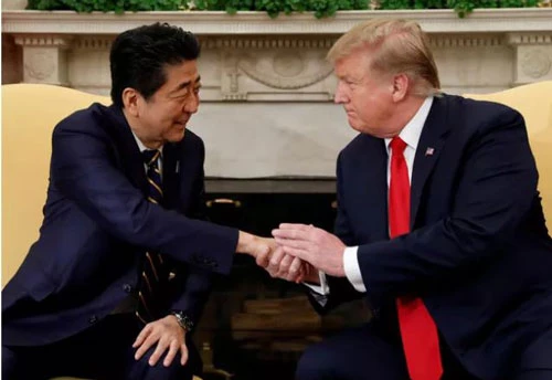 Tổng thống Mỹ Donald Trump (phải) và Thủ tướng Nhật Bản Abe Shinzo. (Ảnh: Reuters)