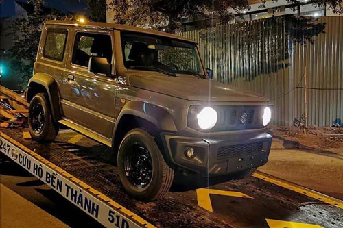 Hai chiếc xe Suzuki Jimny mới được nhập về mang 02 màu Xám (Pearl Medium Gray) và Xanh Rêu (Solid Jungle Green) đầu tiên đã có mặt tại Việt Nam. Xe được một người chơi xe khu vực phía Nam đưa về theo diện nhập khẩu tư nhân và hiện thông tin về giá nhập khẩu cũng như mức giá sau khi ra biển số trắng vẫn đang là một ẩn số.