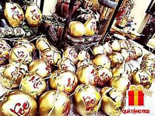 Dừa tươi dát vàng độc đáo ngày Tết thu hút khách hàng