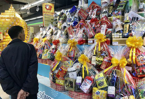 Chồng biếu quà tết mẹ vợ chỉ 300 nghìn đồng và cân hướng dương