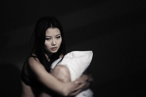 Ban ngày thì lấm lét sợ hãi, ban đêm ngủ mơ đều kêu cứu, đến lần thứ 3 tôi quyết định gọi chồng tỉnh rồi tra hỏi quyết liệt khiến anh nói ra sự thật đau đớn