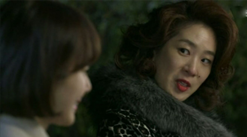 Nhìn mẹ hậm hực từ nhà tắm bước ra, còn vợ cười "ma mãnh" tôi chỉ còn biết thở dài cám cảnh