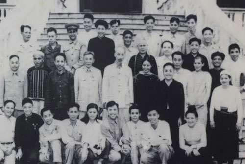 Chùm ảnh để đời về Anh hùng Núp