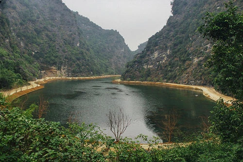 Tổng quan ngày nay, động Am Tiên nằm trong một thung lũng được bao bọc bởi những vách núi đá, có hồ nước thủy mặc chính giữa, có chùa đá trên núi, có đường hầm xuyên núi, có cổng thành oai phong...