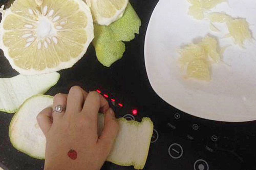 Chị gái ra mắt nhà bạn trai bị gia đình hành từ bếp ra đến phòng khách, cuối cùng đáp thẳng một cú Karate vào lồng ngực em gái người yêu thay lời “dằn mặt”