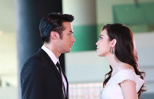 Bị người yêu bỏ vì nghèo, ngày tôi áo gấm về làng, em hớn hở dắt đứa trẻ chạy đến và đưa tôi một nhúm tóc khiến tôi bàng hoàng