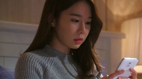 Chưa kịp mừng chị gái mang bầu hơn tháng, tôi sốc nặng khi thấy đồng nghiệp khoe ảnh tình tứ bên người yêu