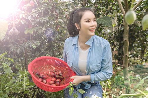 Lý Nhã Kỳ mặc giản dị tạo dáng giữa vườn rau vẫn xinh "hút mắt"