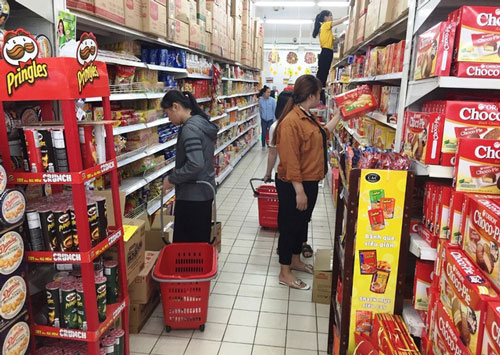 Cận Tết, gian hàng bánh kẹo, dầu ăn tấp nập khách, sức mua tăng gấp 4 ngày thường