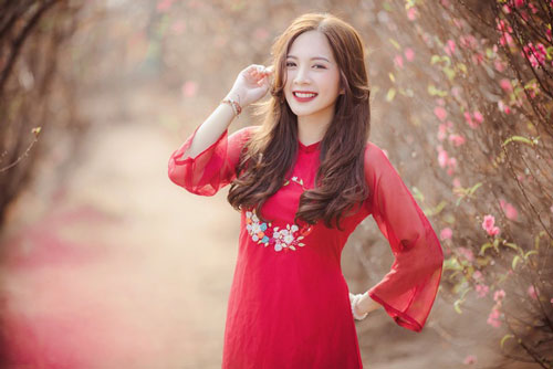 Thiếu nữ Hà thành khoe sắc bên vườn đào ngày Xuân