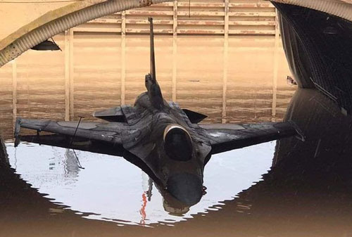 "Tiếc đứt ruột" nhìn dàn tiêm kích F-16 Israel chìm trong biển nước
