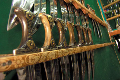 Vì sao đàn ông Yemen luôn đeo dao bên mình?