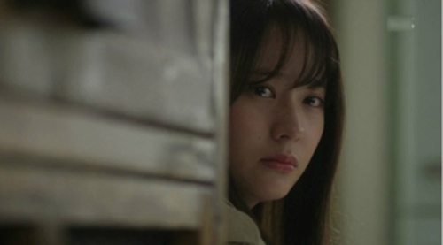 Nhìn qua khe cửa tôi biết mình không hề mơ, quả đúng là chồng đã làm điều kinh khủng đó sau lưng tôi