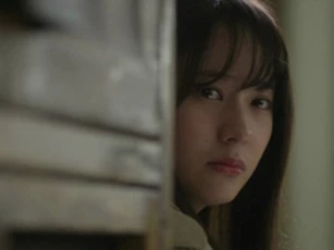 Nhìn qua khe cửa tôi biết mình không hề mơ, quả đúng là chồng đã làm điều kinh khủng đó sau lưng tôi