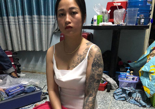Tây Ninh: Bắt “hot girl” xăm trổ chuyên bán ma túy tại các quán karaoke