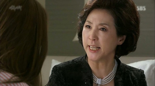 Mẹ chồng nổi cơn tam bành bắt ly dị chỉ vì tôi mang "lễ đen" của nhà chồng đi làm việc đó