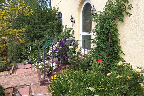 Ôm 5 tỷ theo bồ, 10 năm sau chồng mang con riêng xin quay lại