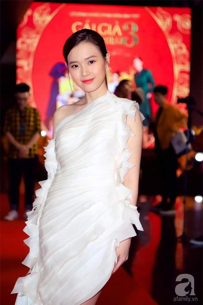 Ninh Dương Lan Ngọc diện váy gợi cảm 