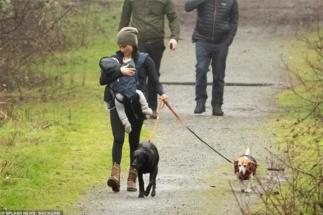 Meghan Markle lần đầu cho con trai lộ diện ở Canada khi dắt chó đi dạo, nhìn cách đứa trẻ được mẹ chăm sóc khiến ai cũng lo lắng - Ảnh 3.