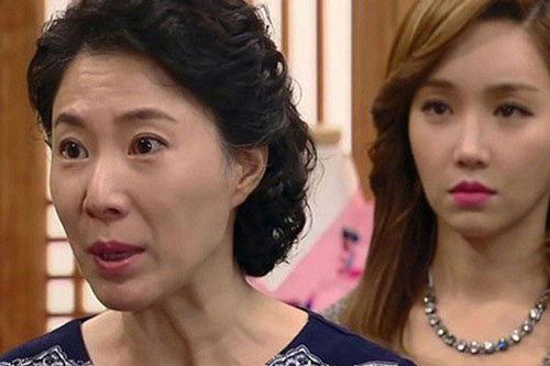 Mẹ chồng "bóng gió" "dâu nhà người ta thưởng Tết 300 triệu biếu ngay mẹ chồng 100", nàng dâu nhà liền chìa ra xấp giấy khiến bà đỏ mặt lấp liếm "chỉ nói cho vui"