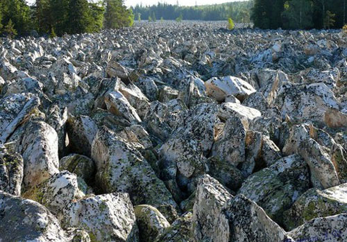 Dòng sông lạ không bao giờ có nước, đá mọc lởm chởm