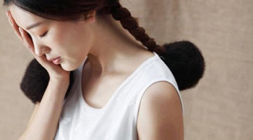 &#x110;&#xEA;m m&#x1B0;a gi&#xF3; b&#xE3;o b&#xF9;ng, m&#x1EB9; ch&#x1ED3;ng ch&#x1EC9; tay v&#xE0;o m&#x1EB7;t &#x111;u&#x1ED5;i t&#xF4;i &#x111;i