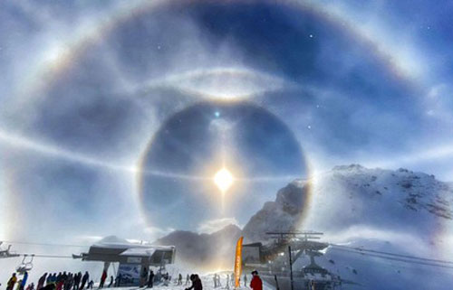 Khoảnh khắc hiếm gặp: Quầng băng "lạ" sáng rực rỡ quanh Mặt Trời