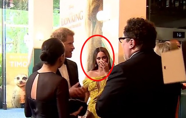 Lộ khoảnh khắc Harry "xin việc làm" lộ liễu cho Meghan Markle ngay trong sự kiện, vẻ mặt của người đối diện khiến ai cũng phải ngại giùm